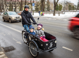 Jānis Ozols uz darbu dodas ar velosipēdu, pa ceļam izvadājot bērnus uz skolu un bērnudārzu.
Foto — Gints Ivuškāns