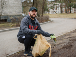 Sergejs Timoņins, dodoties skriet vai pastaigājoties, ņem līdzi maisiņu, kurā uzlasa pa ceļam ieraudzītos atkritumus.
Foto — Gints Ivuškāns
