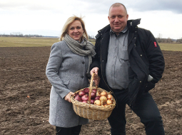 Ilze un Agris Aņūni, z/s Lejas AR saimnieki.
Foto — Ieva Puķe