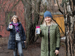 «Katram skolotājam jāatrod rīks, kas viņam ir visefektīvākais. Tajā brīdī, kad to izdari, spēj sabalansēt darbu, privāto dzīvi un septiņas stundas miega,» uzskata Sanda. Un Andra piebilst — ātrums! Tā ir digitālo rīku priekšrocība, kas ļauj aiztaupīt garās stundas, darbus labojot.
Foto — Kristīne Madjare