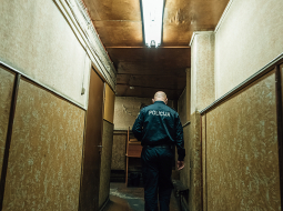 Valsts policijas Rīgas 
Centra iecirknis. Tapetes un linolejs nav mainīti gadu desmitiem un ir vienos caurumos. Ik pa laikam pazūdot elektrība.
Foto — Reinis Traidās