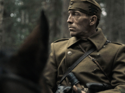 Ungārijas, Francijas, Vācijas, Beļģijas un Latvijas kopražojums Dabīgā gaismā godināts ar Sudraba lāci filmas režisoram Denešam Naģam. Publicitātes foto