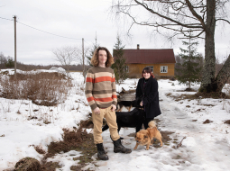 Jaunieši publiski nevēlas atklāt savu dzīvesvietu, lai izvairītos no negaidītiem viesiem. Pēc pāris intervijām viņiem sociālajos tīklos jau rakstījuši nepazīstami cilvēki, gandrīz precīzi nosakot, kur abi dzīvo. Tas radījis neomulības sajūtu — mazajā Latvijā privātumu saglabāt tomēr ir grūtāk nekā Lielbritānijā.
Foto — Māris Justs