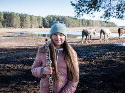 «Sapņoju spēlēt tā, lai varētu nopelnīt pietiekami daudz naudas savam hobijam — jāšanai ar zirgiem,» saka jaunā obojiste. Viņa veiksmīgi startē ne tikai mūzikas konkursos, bet arī zirgu vadības maršrutu sacensībās.
Foto — Ieva Salmane