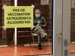 Vairākas Eiropas valstis, ieskaitot Latviju, uz laiku apturējušas AstraZeneca vakcīnu lietošanu pēc asins trombozes gadījumiem. Taču Pasaules Veselības organizācija uzskata, ka nav nekādu pierādījumu par trombozes gadījumu saistību ar vakcināciju. Eiropas Zāļu aģentūra savu lēmumu paziņos ceturtdien. Pats uzņēmums AstraZeneca skaidro, ka ar viņu vakcīnu līdz šim sapotēti vairāk nekā 17 miljoni cilvēku un asins recēšanas problēmas konstatētas 37 gadījumos, kas ir retāk, nekā tas notiek ikdienā. Attēlā: paziņojums «Šodien vakcinācija ar AstraZeneca nenotiek» pie kāda vakcinācijas centra Francijas dienvidos.
Foto — Scanpix