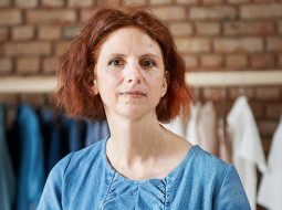 Lietoti apģērbi pārtop jaunos — tā strādā upcycling dizainere Aiva Zīle.
Foto — Edmunds Brencis, no Ir arhīva