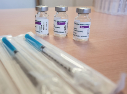 Flakoni ar AstraZeneca vakcīnu kādā no vakcinācijas centriem Francijas dienvidu pilsētā Tulūzā 7. martā.
Foto — Scanpix