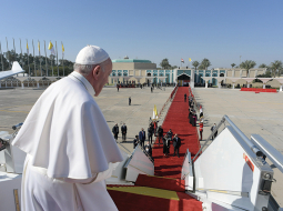 Četras dienas ilgā vizītē Romas pāvests Francisks apmeklēja Irāku — tā bija pirmā reize, kad katoļu baznīcas galva ieradies šajā Tuvo Austrumu zemē. Francisks sniedza iedrošinājumu Irākas smagi cietušajai kristiešu kopienai un pastiepa draudzīgu roku šiītu musulmaņiem, tiekoties ar ietekmīgo šiītu garīdznieku lielajatollu Ali as Sistani.
Foto — Scanpix
