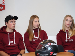 Latvijas jaunie skeletonisti Krists Netlaus, Dārta Zunde un Endija Tērauda. Foto: Paula Čurkste, LETA