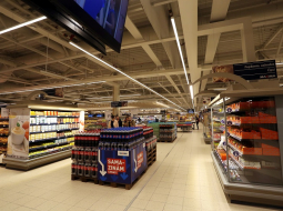 Veikalā. Foto: Edijs Pālens, LETA