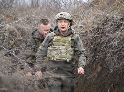 Lai «uzturētu kaujas garu» Ukrainas armijā, šīs valsts prezidents Volodimirs Zelenskis apmeklēja frontes līniju Austrumukrainā. Līdztekus ziņām par Krievijas armijas koncentrēšanos pie Ukrainas robežām pēdējās dienās krasi pieaudzis sadursmju skaits starp Ukrainas armiju un Krievijas atbalstītajiem kaujiniekiem Donbasā. Šogad tur krituši jau 25 Ukrainas karavīri.
Foto — Scanpix