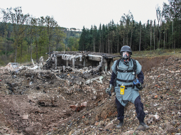 Čehijas bruņoto spēku sapieris pēc sprādziena munīcijas noliktavā 2014. gada 20. oktobrī pie Vrbetices pilsētas.
Foto — Scanpix