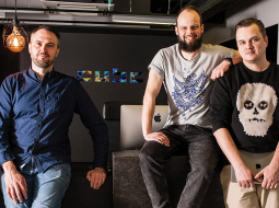No kreisās: CUBE Systems vadītājs Ģirts Strumpmanis, CUBE Agency vadītājs Ansis Šķibusts un CUBE Mobile vadītājs Mārtiņš Dambis.
Foto — Ieva Salmane
