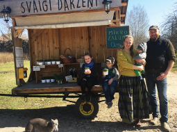 Strazdiņu bodīte pagājušajā svētdienā. Lauma (no kreisās), Eduards, Liene ar Ernestu, Kristaps. Priekšā — Fricis.
Foto — Ieva Puķe