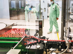 Itāļu uzņēmuma Catalent ražotne uz dienvidiem no Romas, kur tiek fasēta citās rūpnīcās saražotā AstraZeneca vakcīna pret Covid-19.
Foto — Scanpix