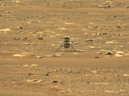 Savu pirmo lidojumu uz Marsa pirmdien veica ASV kosmosa pārvaldes NASA helikopters Ingenuity, kas tur ieradās februārī kopā ar pašgājēju robotu Perseverance. Nelielais helikopters sver 1,8 kilogramus un darbojas ar četrām litija baterijām. Simboliski šo lidojumu salīdzina ar brāļu Raitu pirmās propelleru lidmašīnas izmēģinājumu 1903. gadā, kas palīdzēja likt pamatus mūsdienu aviācijai.
Foto — Scanpix
