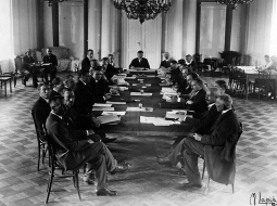 Bulduru konferences atklāšanas sēde Rīgas pilī 1920. gada 6. augustā. Sēdi vada Latvijas Ministru prezidents Kārlis Ulmanis (galda galā). Sestais no kreisās — ārlietu ministrs Zigfrīds Anna Meierovics. 
Fotogrāfs — Mārtiņš Lapiņš, Ārlietu ministrijas arhīvs