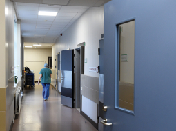 Latvijas lielākajā slimnīcā — Rīgas Austrumu klīniskajā universitātes slimnīcā — vismazāk vakcinēto ir starp sanitāriem, māsu palīgiem un aprūpes personālu, lai gan tieši šiem cilvēkiem ikdienā ir vislielākais kontakts ar pacientiem.
Foto — LETA
