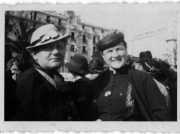Rakstniece, sabiedriskā darbiniece Anna Rūmane-Ķeniņa (pa kreisi) un rakstniece Elīna Zālīte Nicā Francijā. 20. gs. 30. gadi. 
Nezināma autora foto. Rakstniecības un mūzikas muzeja krājums