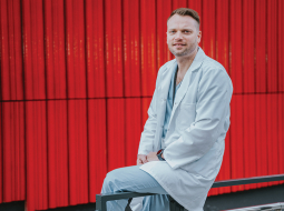 Pēc rezidentūras Rīgā Edgaram Naudiņam pieci gadi būs jānostrādā Daugavpilī. «Smējos: Ķīnā ir komunistu piecgades plāns, un man arī viss sanāk piecgadēs. Pieci gadi Anglijā, pieci Ķīnā, pieci rezidentūrā un būs pieci Daugavpilī.»
Foto — Lauris Aizupietis