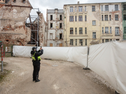 Peitavas ielas grausti. Nogruvuma rezultātā vienā no ēkām izveidojies caurums, un drīz pēc tam veikti demontāžas darbi. Tagad tur sākti būvdarbi, un ēka pārtaps par viesnīcu.
Foto — Reinis Hofmanis