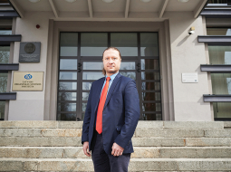 Par izcilu starptautisko ekspertu vērtējumā atzīstams Organiskās sintēzes institūts. Mūsu pašu Zinātņu akadēmija par vienu no pagājušā gada nozīmīgākajiem sasniegumiem zinātnē atzinusi Raivja Žalubovska vadītās grupas pētījumu nākamās paaudzes pretvēža preparātu izstrādei. Viņiem ir izdevies atrast molekulas, kas aptur vēža šūnu vairošanos, bet neskar pārējās organisma izdzīvošanai svarīgās sistēmas.
Foto — Edmunds Brencis