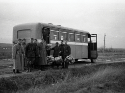1942. gada rudens. Ar Rīgas satiksmes autobusu tiek vestas organizācijas Tautas palīdzība dāvanas — siltais apģērbs — latviešu kārtības dienesta bataljonu karavīriem Ļeņingradas (tagad — Sanktpēterburga) frontē. Šādi braucieni pie karavīriem notika regulāri, arī pēc leģiona dibināšanas 1943. gada februārī.
Foto no Latvijas Kara muzeja krājuma