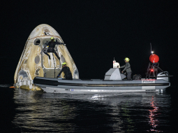 Naktī uz svētdienu uz Zemes veiksmīgi atgriezās ASV privātā uzņēmuma SpaceX kosmosa kuģis Crew Dragon ar četriem astronautiem. Viņu 167 dienas ilgā misija bija garākā, kādā piedalījušies amerikāņu astronauti. Iepriekšējais rekords bija 84 dienas. Piezemēšanās notika Meksikas līcī nakts vidū.
Foto — Scanpix