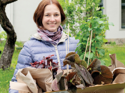 Arhitektei Elīnai Rožulapai ir trīs dārzi — viens laukos, otrs pie privātmājas Teikā, bet par trešo dārzu viņa dēvē savus telpaugus.
Foto — Kristīne Madjare