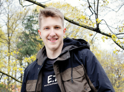«Programmēšana māca būt pacietīgam un uzmanīgam — vienā vietā ielaid muļķīgu kļūdiņu, un viss neiet!» stāsta Matīss. Programmēšanas trikus viņš mēdz izmantot arī citos priekšmetos, piemēram, fizikā. Tā vietā, lai pēc vienas formulas vairākkārt rēķinātu dažādus skaitļus, viņš izveido programmu, kas dod rezultātu.
Foto — Kristīne Madjare
