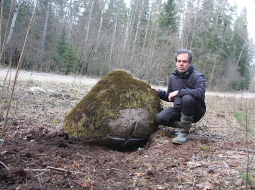 Vēsturnieks Andris Grīnbergs pie tikko atklāta robežakmens pie Auciema—Lenču ceļa