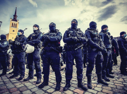 Lai nodrošinātu kārtību piketā pret Covid-19 ierobežojumiem Igaunijā aprīlī, policijai palīgā ieradās ātrās reaģēšanas vienība — tik nopietni reaģējuši, jo baidījušies no provokācijām.
Foto — Ekspress Meedia/Andres Putting