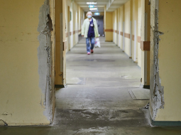 Stradiņa slimnīcas neremontētajā 15. korpusa pagrabstāvā, kur atrodas fizikālās terapijas un rehabilitācijas centra telpas.
Foto — Edmunds Brencis