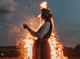 Dārta Apsīte pie ugunskura. Jāņu naktī jākurina ugunskurs, lai nosargātu gaismu un saule lecot varētu no tā smelties.
Foto no privātā arhīva
