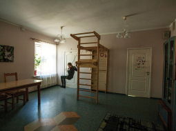 Bērnunamā Imanta tagad ierīkoti atsevišķi dzīvokļi — virtuve, lielā istaba ar pusdienu galdu, pat aktivitāšu centrs. Katram bērnam sava istaba, kurā bez pieklauvēšanas ieiet nedrīkst.
Foto — Ieva Salmane