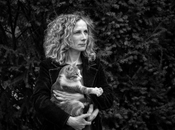 Rutai Štelmaherei arī dzejā svarīgi ir vietu stāsti: «Abgunstes muiža dzīvē izrādījās brīnišķīga, ar septiņiem kaķiem kā mājas patroniem, skaisti atjaunota.» 
Foto — Mētra Štelmahere