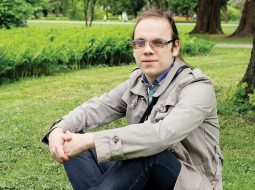 «Man patīk urbties dziļi. Ja interesē un daudz dara, ar laiku zināšanas galvā nāk arvien vieglāk,» saka Džonatans. Pagaidām salīdzinoši neiepazīta joma viņam ir mūzika. «Zinu, ka tur ir milzīgs teorijas blāķis apakšā, kas pats par sevi ir interesanti. Gribētu dziļāk papētīt!»
Foto — Kristīne Madjare
