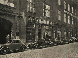Fiat automašīnas pie Zitmaņa veikala Rīgā pagājušā gadsimta 30. gados