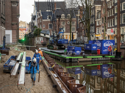 Kanālmalas mūra nostiprināšana ar tērauda lokšņu pāļiem vienā no vecākajiem Amsterdamas rajoniem Groenburgwal.
Foto — The New York Times