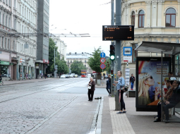 Sabiedriskā transporta pietura Rīgas centrā. Foto: Ieva Leiniša, LETA