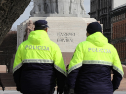 Policisti laukumā pie Brīvības pieminekļa. Foto: Evija Trifanova, LETA