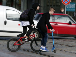 Automašīnas, skrejritenis un riteņbraucējs. Foto: Edijs Pālens, LETA
