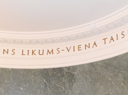 Uzraksts valdības sēžu zālē. Foto: Edijs Pālens, LETA