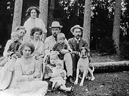Unikāls ap 1909. gadu tapis fotouzņēmums, kurā redzamas visas trīs māsas Milleres. Pirmajā rindā no kreisās (sēž) Ella Millere un Silvija Lūkina; otrajā — nezināma sieviete ar Haraldu Lūkinu klēpī, Antonija Lūkina (dzim. Millere, rakstnieces pseidonīms Ivande Kaija), Fēlikss Lūkins ar Ivaru Lūkinu klēpī, nezināms vīrietis; trešajā rindā (stāv) Paulīne Millere. Foto no Marijas Ņesterovas privātā arhīva
