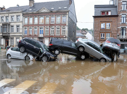 Lietusgāžu sekas Beļģijas pilsētas Vervjē centrā.
Foto — Scanpix