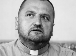 Bruknas kopienas vadītājs Andrejs Mediņš: kopienā notiekošais «nav šo šakāļu — žurnālistu un sabiedrības — vērta informācija».
Foto no LETA arhīva