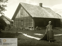 Lina audekla balināšana Madonas apriņķa Kalsnavas pagasta Jaunrūcēnu mājās 1928. gada 12. jūnijā. Fotografēja Jevgēnijs Eniņš