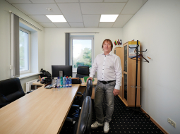 Aldim Škutānam patīk tikties klātienē — paspiest roku, aprunāties, jūtot otra reakciju un attieksmi. «Man kabinetā vienmēr ir svaigs gaiss, jo es lielāko dienas daļu esmu kustībā ārpus tā.»
Foto — Edmunds Brencis