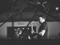 Saksofonists Deniss Paškevičs savus eksperimentus trīs dienu garumā īstenojis Reformātu baznīcā Vecrīgā — leģendām apvītajā Rīgas skaņu ierakstu studijā