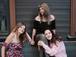 No kreisās: Alise Zariņa, Liene Linde, Marta Elīna Martinsone.
Foto — Reinis Inkēns